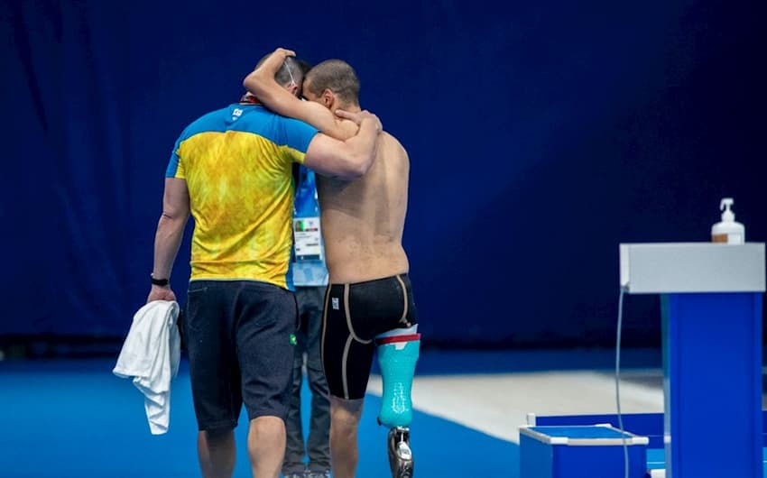 Daniel Dias abraça seu treinador após sua última prova na carreira, realizada nos Jogos de Tóquio | Foto: Ale Cabral / CPB