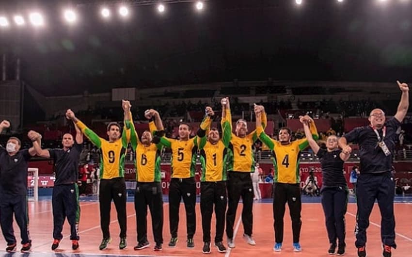 Jogadores do Brasil comemoram a inédita medalha de ouro no goalball (Foto: Alê Cabral)
