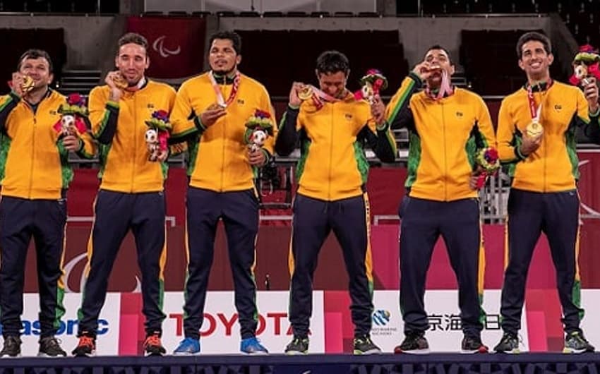Jogadores do Brasil exibem a medalha de ouro no goalball (Foto: Alê Cabral/CPB)