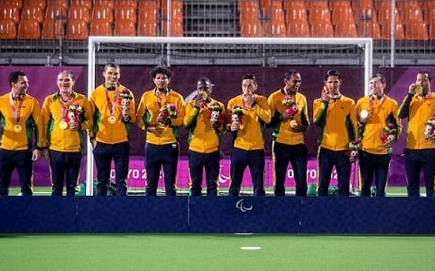 Jogadores brasileiros do futebol de 5 exibem orgulhosos a medalha de ouro conquistada em Tóquio (Foto: Alê Cabral/CPB)