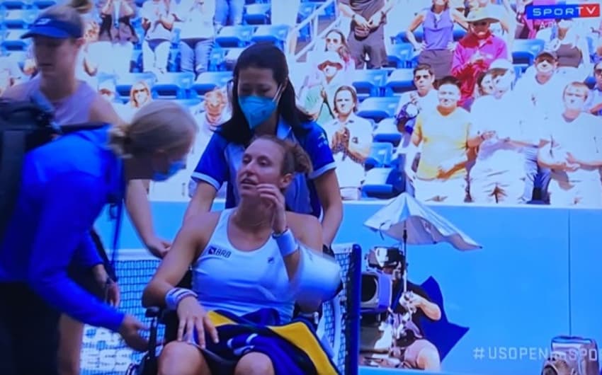 Luisa Stefani deixa a quadra em cadeira de rodas no US Open