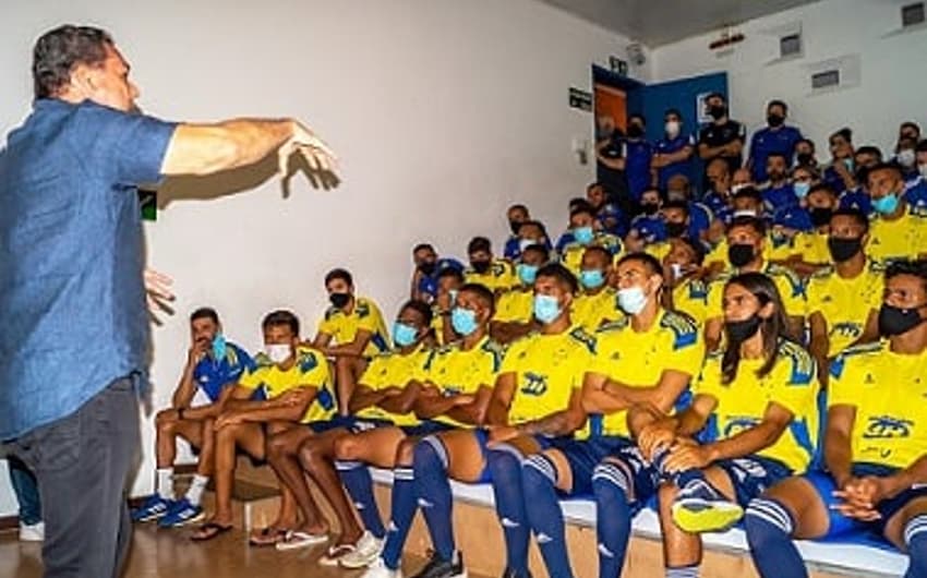 Em dia de professor, Luxa falou aos garotos do Cruzeiro que ainda estão em busca do seu lugar no futebol