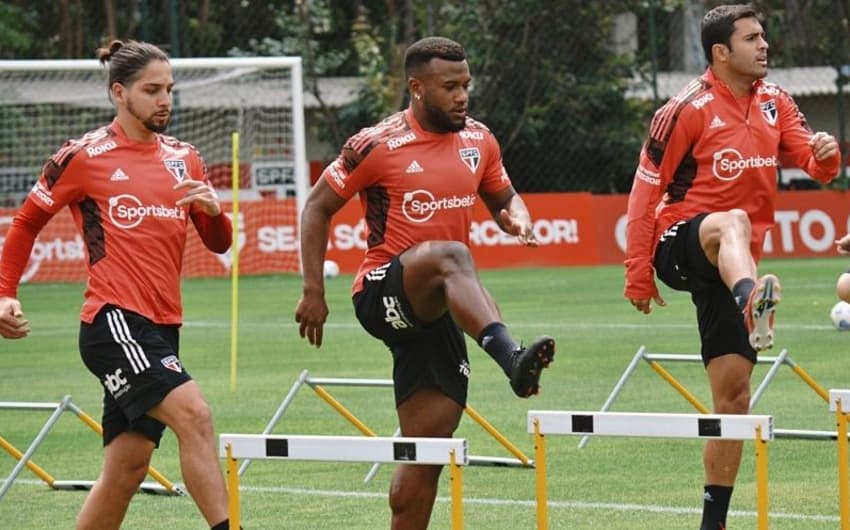 Benítez, Luan e Eder durante treino do São Paulo