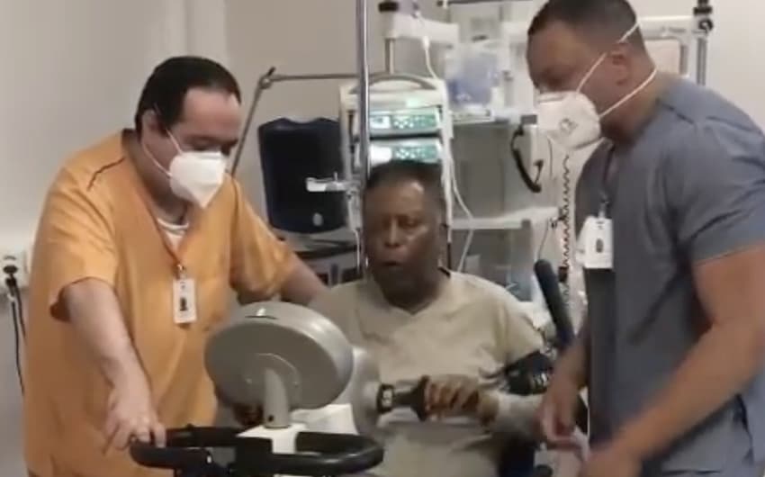 Pelé se exercitando no hospital