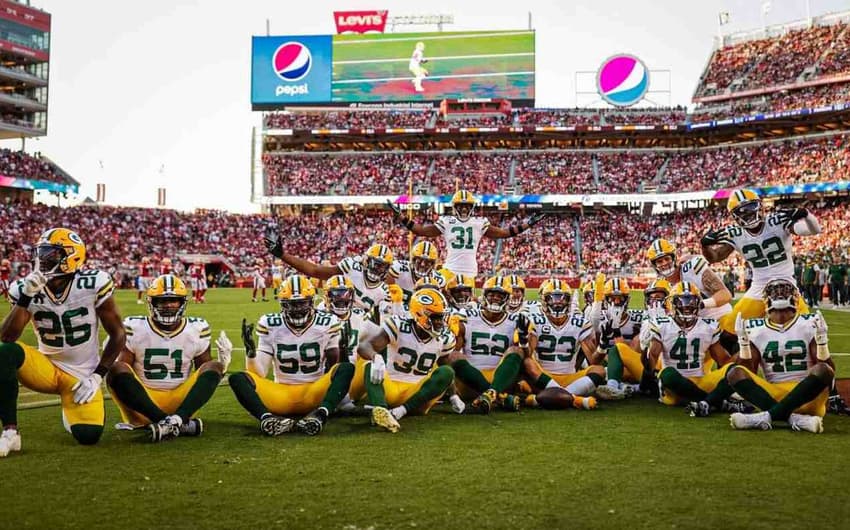 Jogadores do Green Bay Packers celebram jogada diante do San Francisco 49ers
