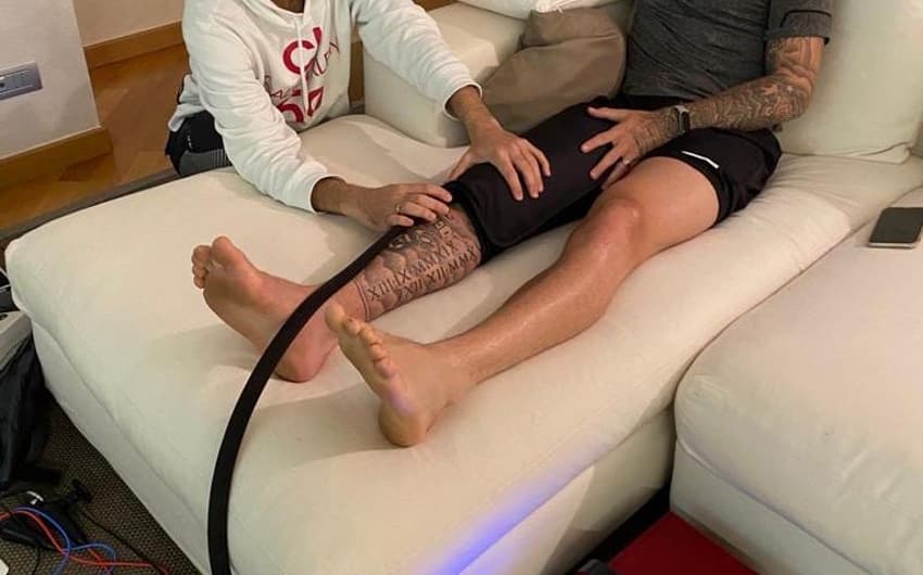 O fisioterapeuta Amil Henrique acompanha o zagueiro Lyanco, que atua na Premier League, da Inglaterra