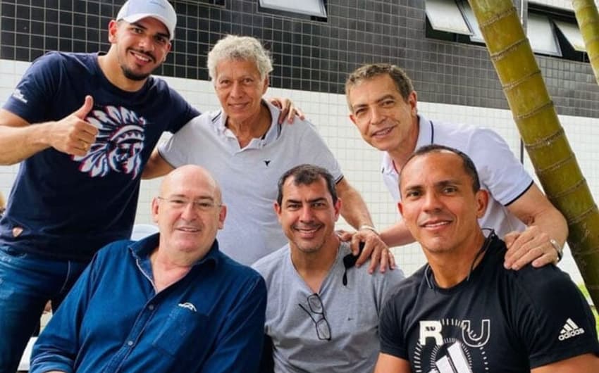 Elenco do Santos almoça com ídolos e o presidente Rueda