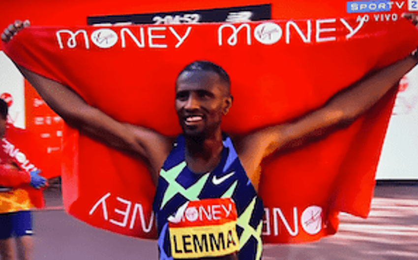 O etíope Sisay Lemma, com 2h04m01s, venceu a Maratona de Londres (Reprodução/Sportv)