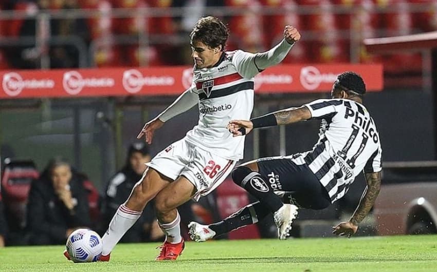 Igor Gomes jogou como lateral contra o Santos