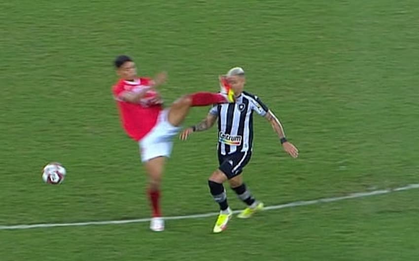 Botafogo x CRB - expulsão chute em Navarro