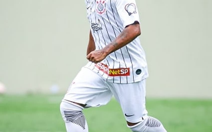 Edílson em ação pelo Corinthians no jogo contra o Bahia
