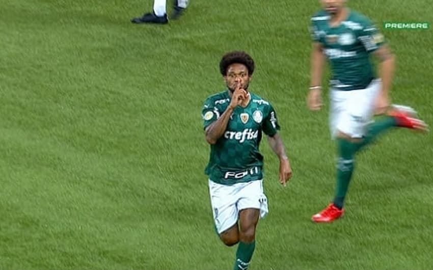 Luiz Adriano - gesto