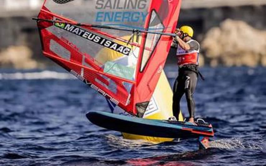 Mateus Isaac subiu para o primeiro lugar no último ranking mundial da World Sailing (Foto: Reprodução/Instagram)