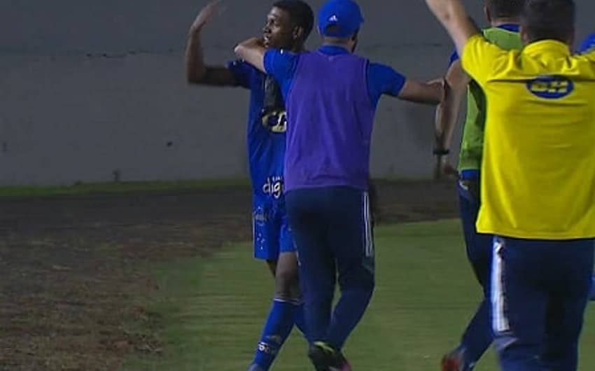Thiago salvou o Cruzeiro e deixou a Raposa a três pontos da permanência na Série B