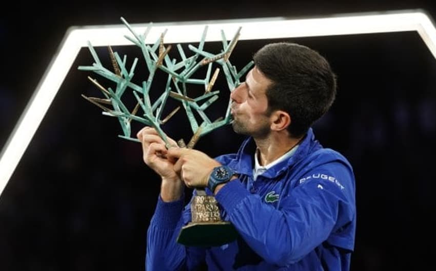 Novak Djokovic beija troféu do Masters de Paris 2021