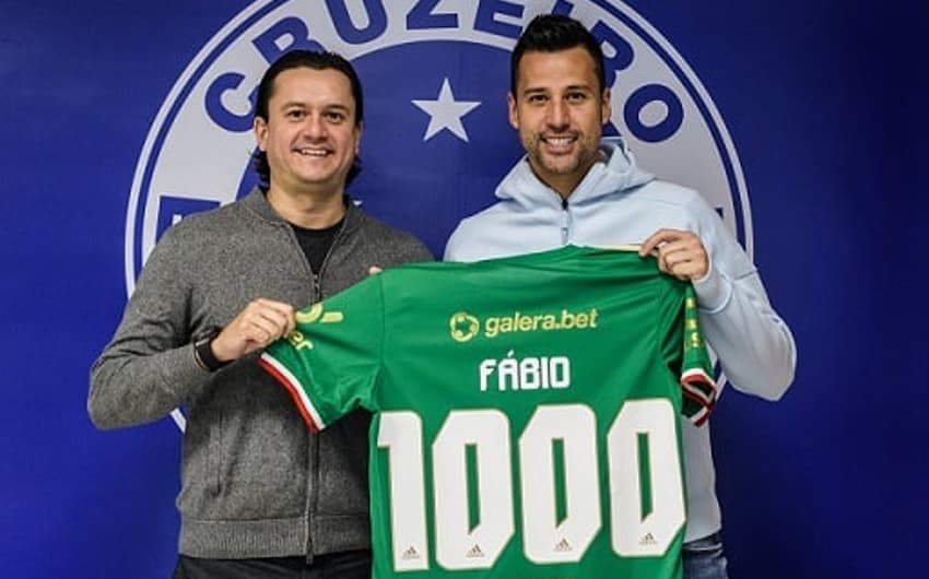 Fabio, ao lado do presidente Sérgio Santos Rodrigues, já recebeu uma camisa em alusão aos 1000 jogos que está perto de completar com a camisa azul