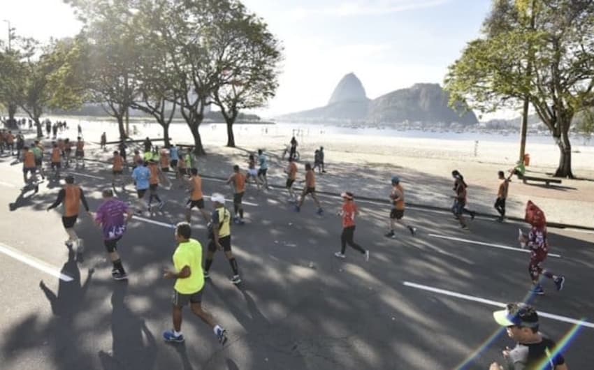 Corredores passam pelo Aterro do Flamengo com o Pão de Açúcar ao fundo durante a Maratona do Rio. (Divulgação)
