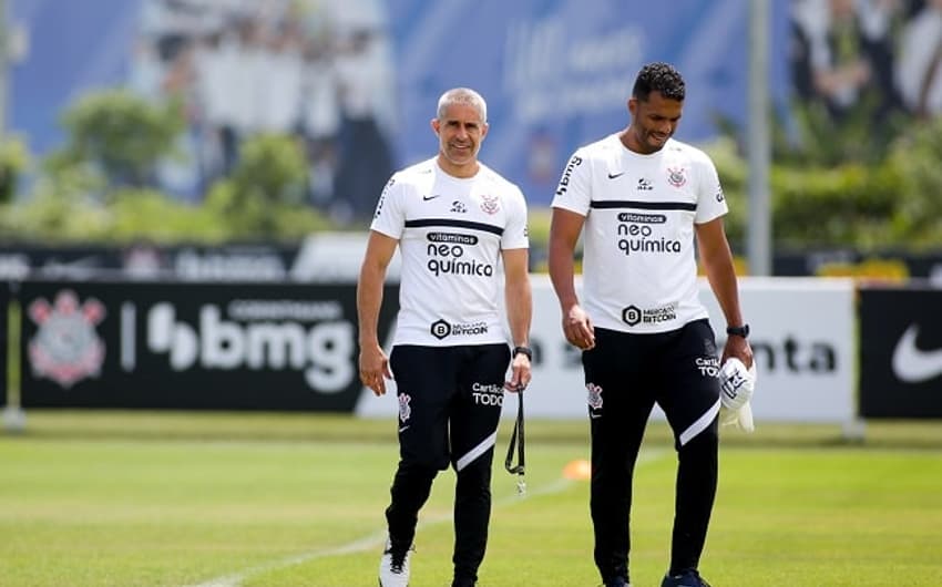 Sylvinho e Fernando Lázaro - treino do Corinthians - 15-11