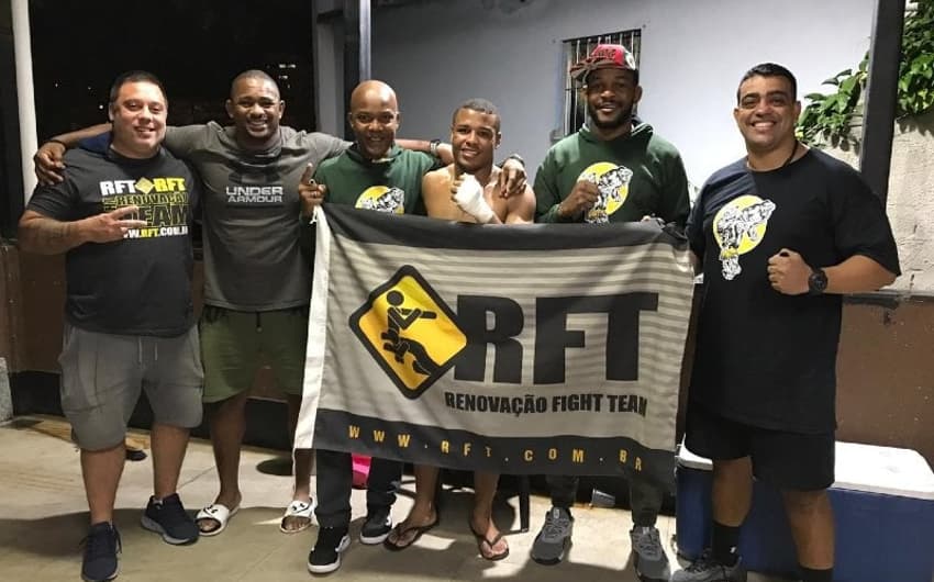 A equipe RFT comemorando a vitória de Jefferson Toddynho no Shooto Brasil