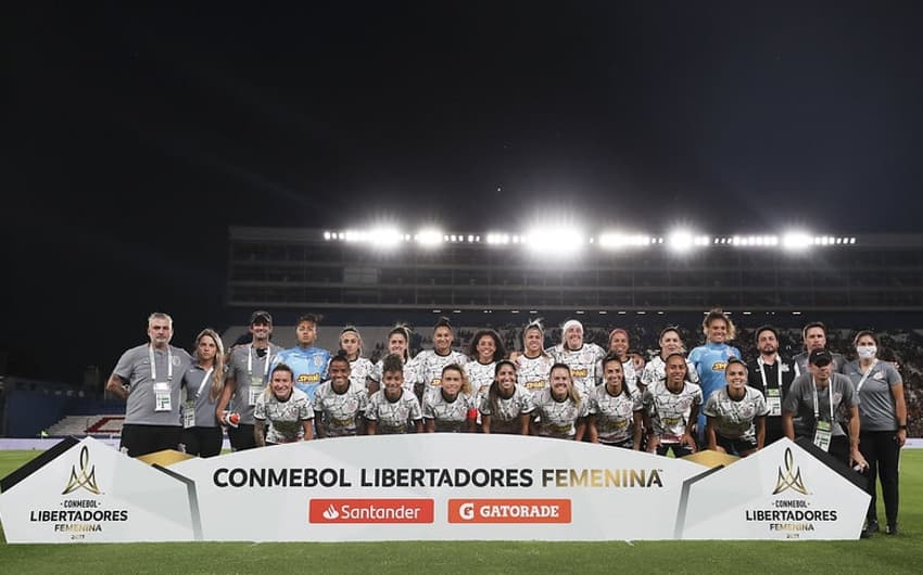 Corinthians campeão Libertadores feminina - time posado