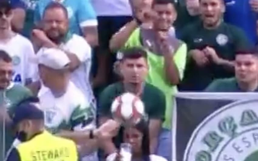 Torcedora foi atingida por bola - Goiás x Brusque