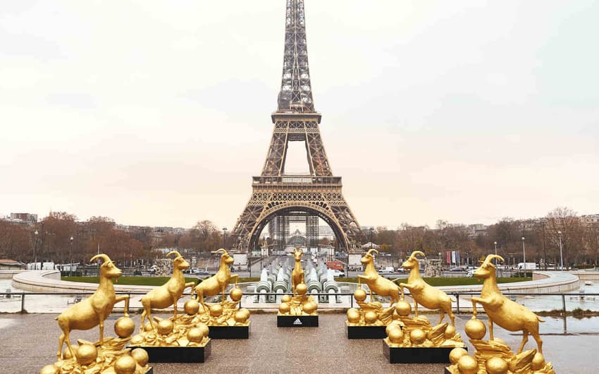 Estátuas para Messi na Torre Eiffel