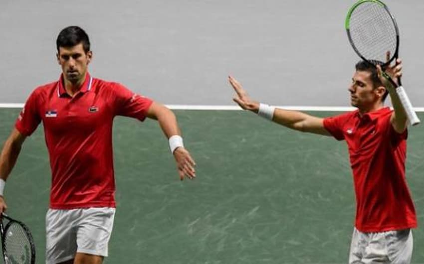 Novak Djokovic e Nikola Cacic comemoram ponto na Copa Davis