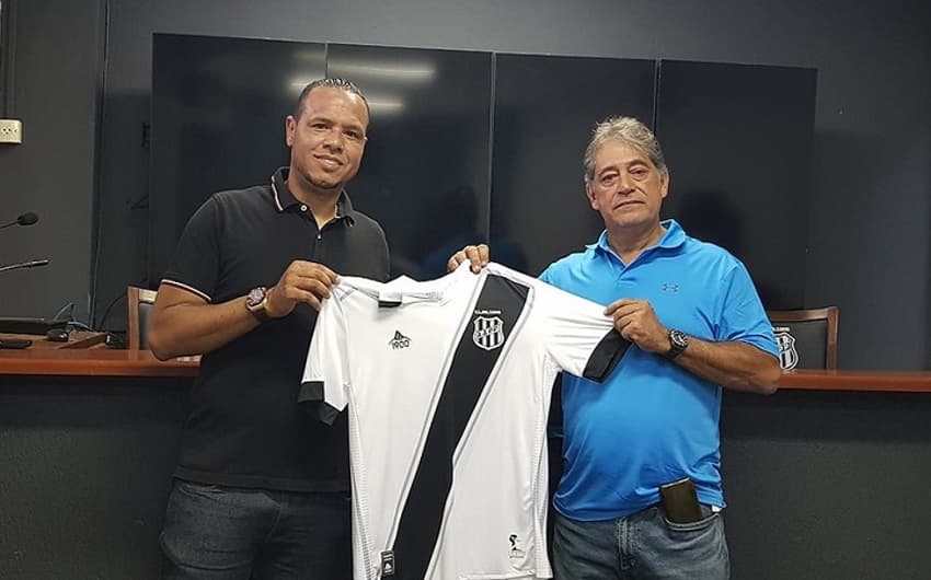 Luis Fabiano recebendo camisa dada por presidente da Ponte