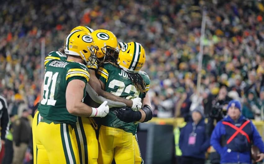 Jogadores do Green Bay Packers celebram touchdown marcado sobre o Chicago Bears