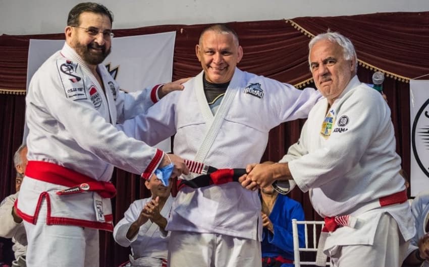 Aluno do saudoso mestre Carlson Gracie, Sergio Bolão foi promovido a faixa-coral de Jiu-Jitsu