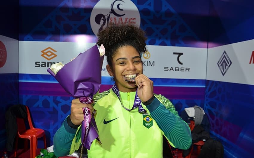 Laura Amaro e a medalha de prata no Mundial (Foto: Divulgação/CBLP)