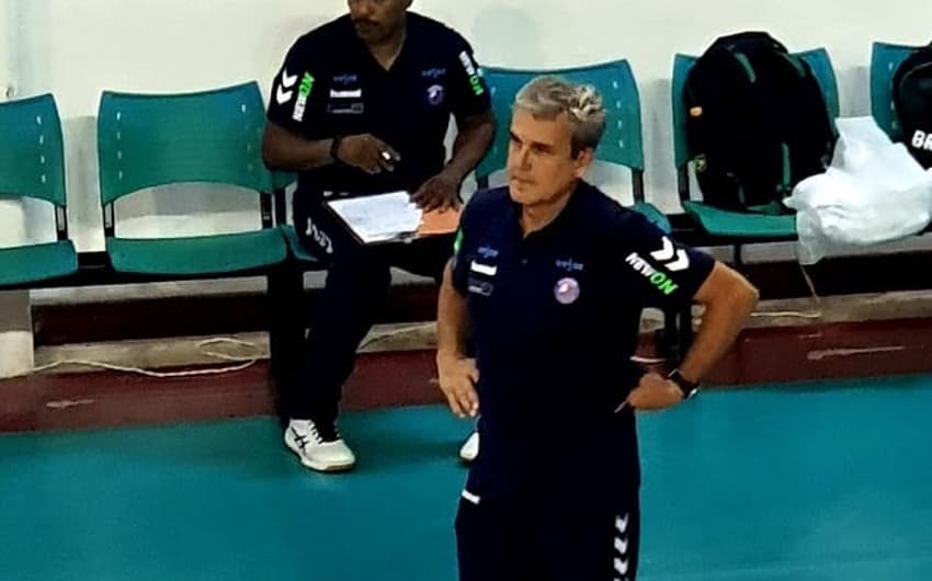 José Roberto Guimarães comanda e dirige o Barueri na Superliga (Foto: Jonas Moura)
