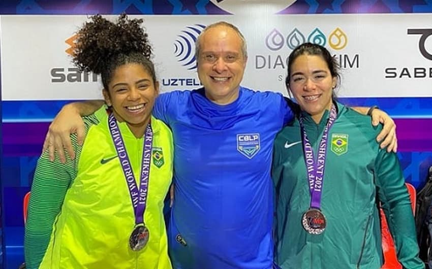 Laura Amaro, Dragos Stanica (técnico da Seleção) e Amanda Schott, após mais uma conquista histórica para o Brasil (Foto: Divulgação)