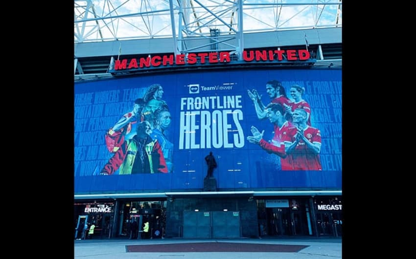 Estádio do Manchester United com a fachada "Frontline Heroes"