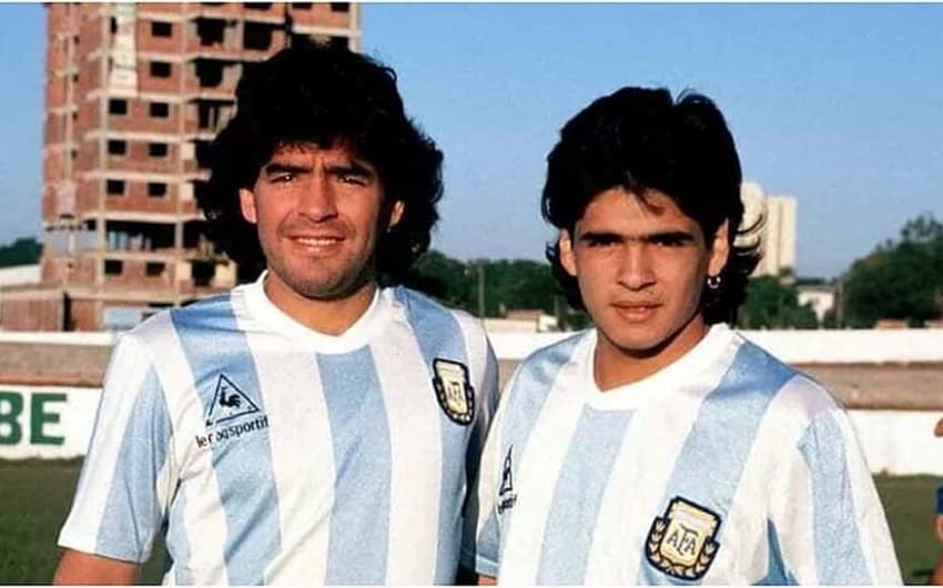 Diego Maradona ao lado do irmão, Hugo