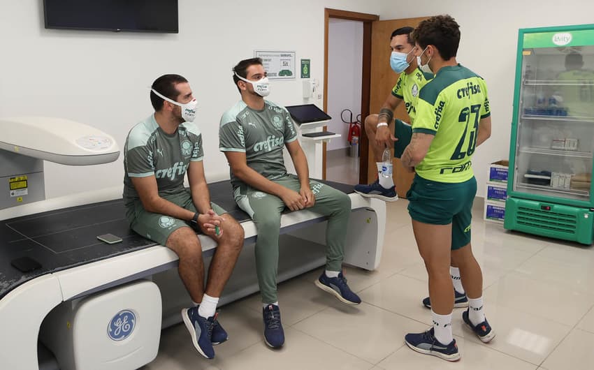 Raphael Veiga e Gustavo Gomez durante a reapresentação do Palmeiras nesta quarta