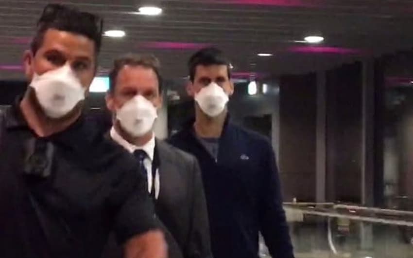 Djokovic no aeroporto deixando a Austrália
