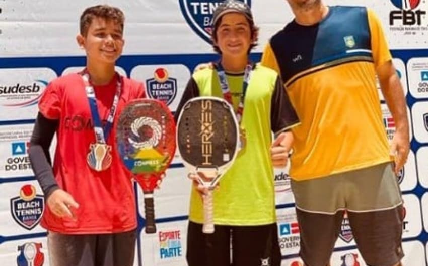Campeões do juvenil Circuito Baiano Beach Tennis