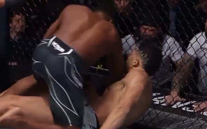 Hill aplicou um brutal nocaute sobre Johnny Walker no UFC Vegas 48 (Foto: Reprodução)
