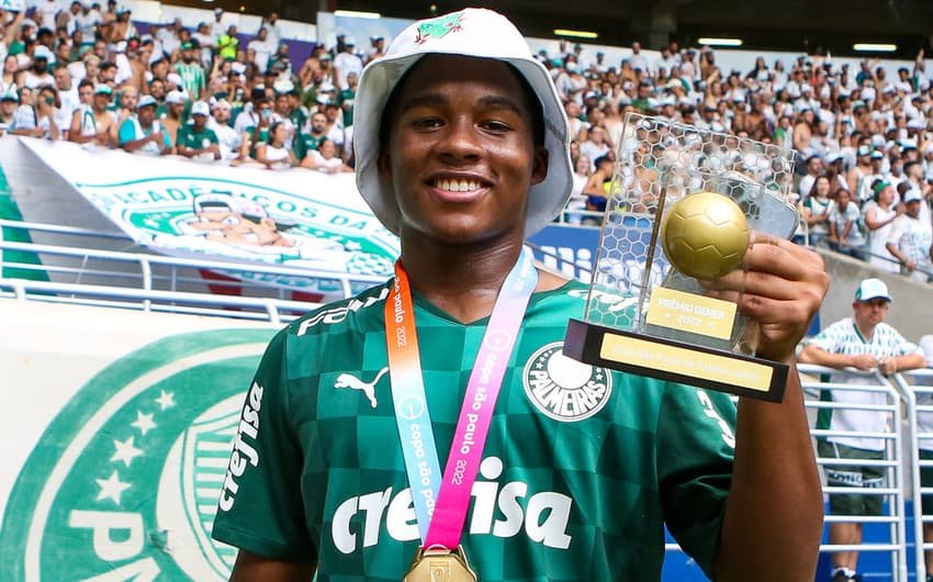 Endrick com o prêmio de gol mais bonito da Copinha em 2022