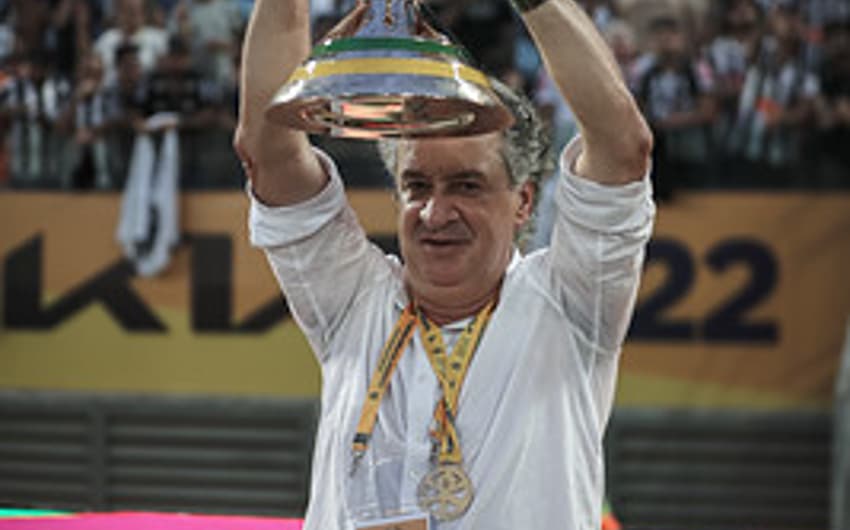 Sérgio Coelho vibrou com o título e ainda tirou uma "casca" do Fla após o título da Supercopa do Brasil