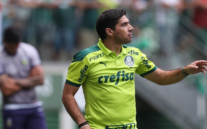 Abel Ferreira comanda o Palmeiras durante partida do Paulistão