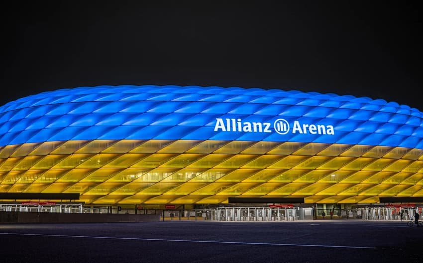 Allianz Arena, estádio do Bayern de Munique, pintada com as cores da bandeira da Ucrânia