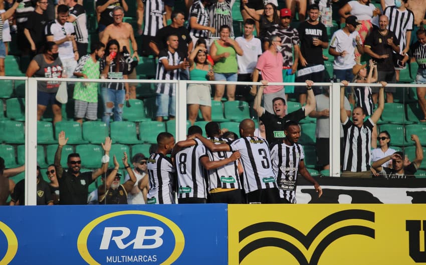 Jogadores do Figueirense comemorando gol de Jhon Cley