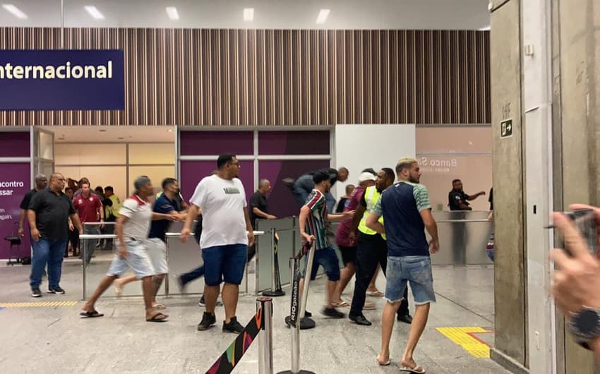 Confusão torcedores do Fluminense no aeroporto