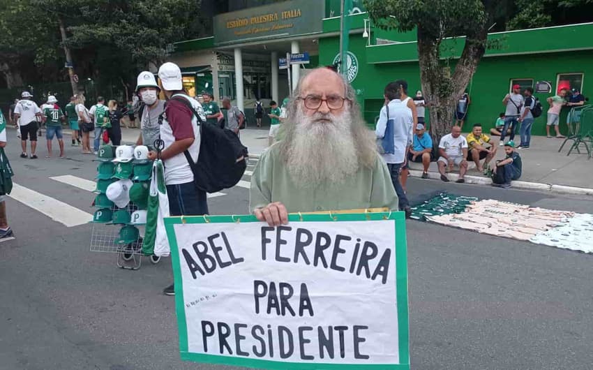 Seo Ernesto pede Abel Ferreira para presidente na porta do Allianz Parque antes de Palmeiras e Corinthians
