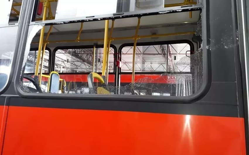 Ônibus depredado em briga entre Athletico e Coritiba