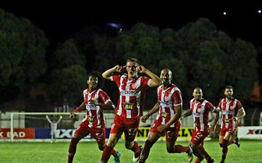 Thomasel fez um belo gol e deu a vitória ao Villa Nova em Governador Valadares