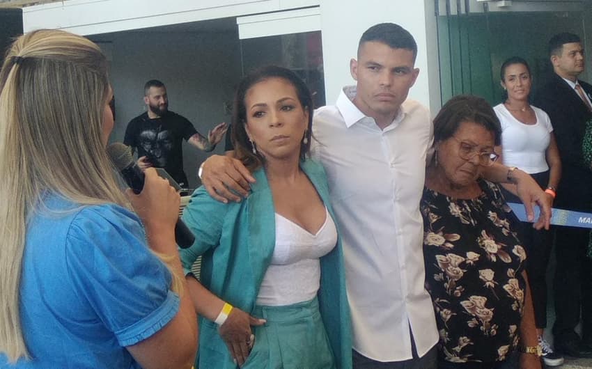 Thiago Silva com a mãe e a esposa
