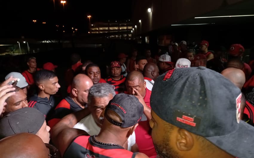 Protesto - Torcida do Flamengo no Galeão